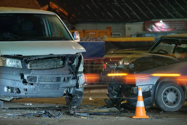 Auto 's crashten zwaar bij een verkeersongeval na een aanrijding op straat' s nachts. Verkeersveiligheid en verzekeringsconcept — Stockfoto