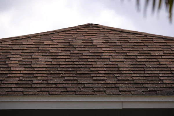 Nahaufnahme von Hausdächern, die mit Asphalt oder Bitumenschindeln abgedeckt sind. Abdichtung von Neubauten — Stockfoto