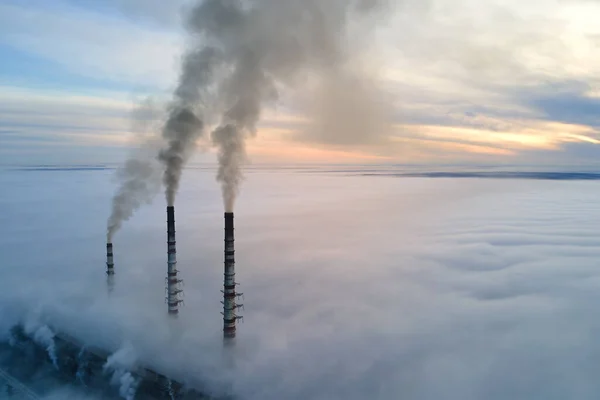 Hoge pijpen van kolencentrales met zwarte rook die naar boven beweegt, vervuilende atmosfeer. Productie van elektrische energie met fossiele brandstoffen — Stockfoto