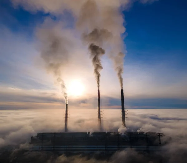 Hoge pijpen van kolencentrales met zwarte rook die naar boven beweegt, vervuilende atmosfeer. Productie van elektrische energie met fossiele brandstoffen — Stockfoto