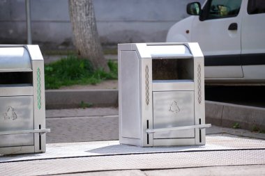 Paslanmaz çelik çöp tenekeleri. Şehir sokaklarında geri dönüşüm çöplerinin ayrı olarak atılması için.