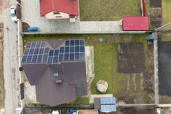Tetto domestico privato coperto con pannelli fotovoltaici solari per la generazione di energia elettrica ecologica pulita nella zona rurale periferica della città. Concetto di casa autonoma — Foto Stock
