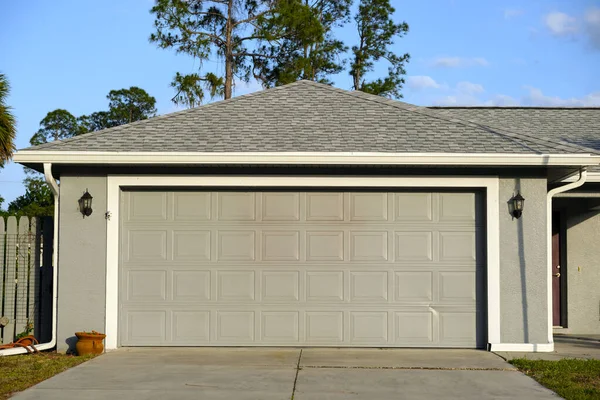 Geniş garaj, çift kapı ve modern Amerikan evinin beton yolu. — Stok fotoğraf