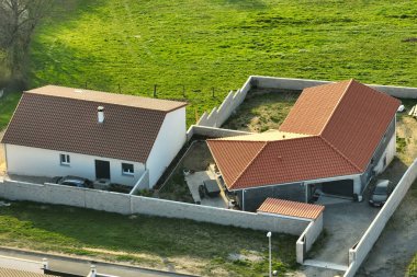 Yeşil banliyö kırsalındaki konutların havadan görünüşü