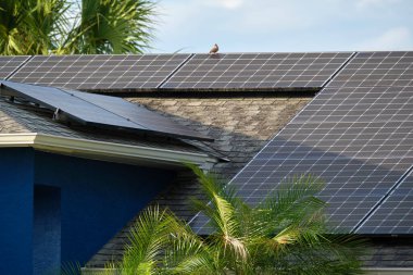 Şehrin kırsal kesimlerinde temiz ekolojik elektrik enerjisi üretmek için güneş fotovoltaik panellerle kaplı özel bir çatı. Özerk ev kavramı