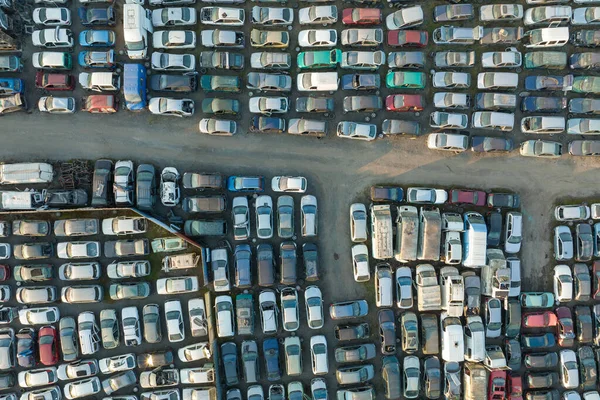 Вид с воздуха на большую парковку свалки с рядами выброшенных разбитых машин. Переработка старых автомобилей — стоковое фото