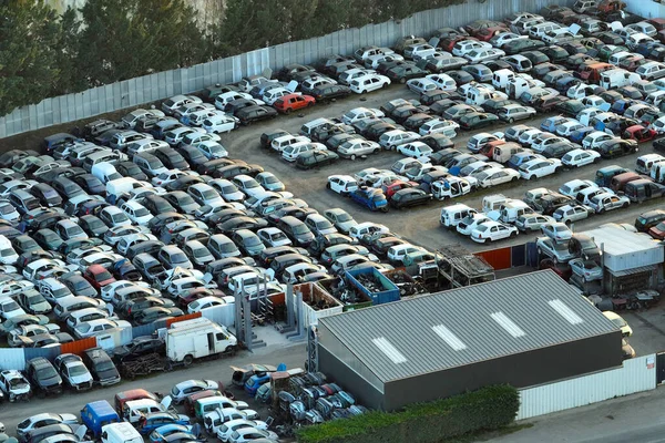 Αεροφωτογραφία του μεγάλου πάρκινγκ της μάντρα με σειρές από πεταμένα σπασμένα αυτοκίνητα. Ανακύκλωση παλαιών οχημάτων — Φωτογραφία Αρχείου