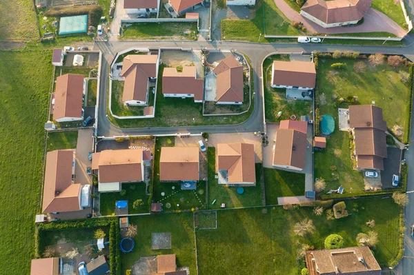 Aerial view of residential houses in green suburban rural area — Fotografia de Stock