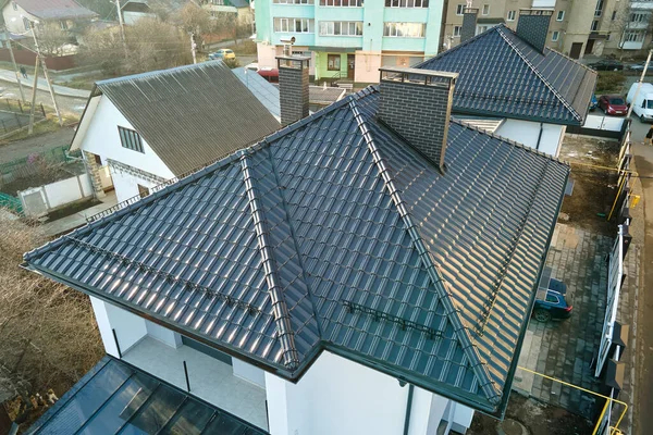 Detailní záběr střechy domu pokryté keramickými šindely. Dlážděná krytina budovy — Stock fotografie