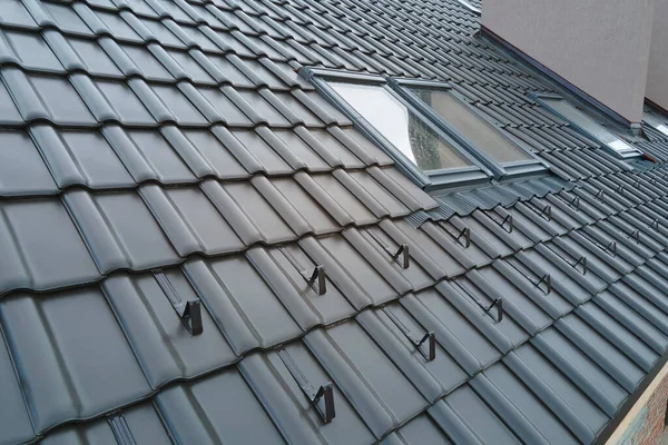Detailní sněhová ochranka pro bezpečnost v zimě na střeše domu pokryté keramickými šindely. Dlážděná krytina budovy — Stock fotografie