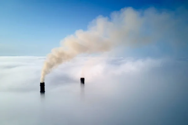 Elektrownia węglowa wysokie rury z czarnym dymem poruszające się w górę nad chmurami zanieczyszczającą atmosferę. Produkcja energii elektrycznej z zastosowaniem koncepcji paliw kopalnych — Zdjęcie stockowe