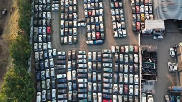 Vista aerea di grande parcheggio di discarica con file di auto rotte scartate. Riciclaggio di vecchi veicoli — Video Stock
