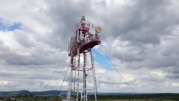 Vista aérea de la torre de telefonía celular de telecomunicaciones con antenas de comunicación inalámbricas para la transmisión de señal de red — Vídeo de stock