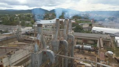 Ahşap işleme fabrikasının hava görüntüsü. Üretim sürecinden çıkan duman fabrika üretim sahasındaki atmosferi kirletiyor.