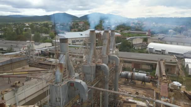 Flygfoto över träbearbetningsfabrik med rök från produktionsprocessen förorenande atmosfär vid anläggningens tillverkningsvarv — Stockvideo