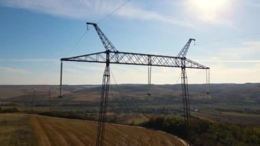 Yüksek voltajlı elektrik kablolarına sahip çelik sütun uzun mesafeli kablolardan elektrik enerjisi iletiyor.