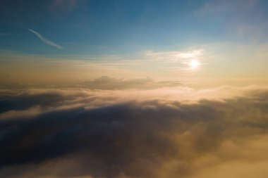 Yükseklerdeki uçak penceresinden hava manzarası. Akşamki yağmurdan önce oluşan yoğun kabarık kümülüs bulutları.