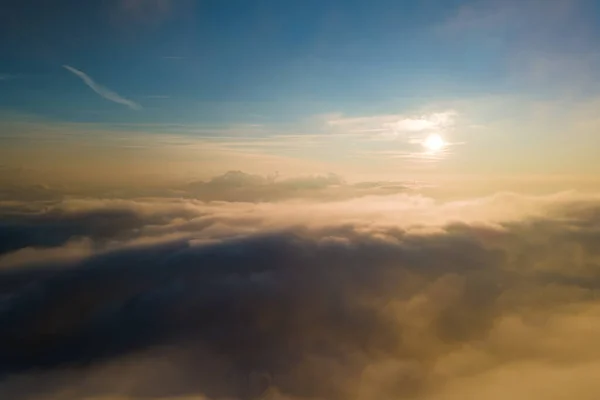 Vista aérea desde la ventana del avión a gran altitud de densas nubes de cúmulos hinchados que se forman antes de la tormenta de lluvia en la noche —  Fotos de Stock
