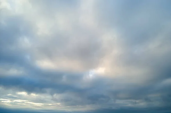Vista aérea de alta altitude da terra coberta com nuvens chuvosas inchadas que se formam antes da tempestade — Fotografia de Stock