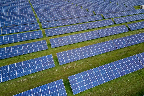 Vista aérea de una gran central eléctrica sostenible con muchas filas de paneles fotovoltaicos solares para producir energía eléctrica limpia. Electricidad renovable con concepto de cero emisiones —  Fotos de Stock