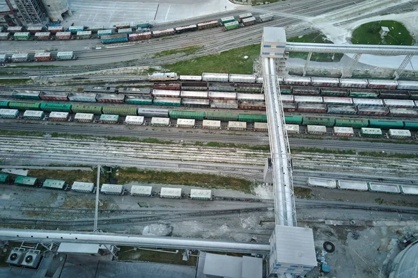 Luchtfoto van goederentreinen met bouwgoederen in de mijnbouwfabriek. Vervoer per spoor van industriële productiegrondstoffen — Stockfoto