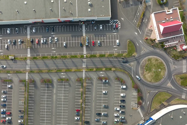 Luftaufnahme vieler bunter Autos, die auf Parkplätzen geparkt sind, mit Linien und Markierungen für Parkplätze und Wegbeschreibungen — Stockfoto