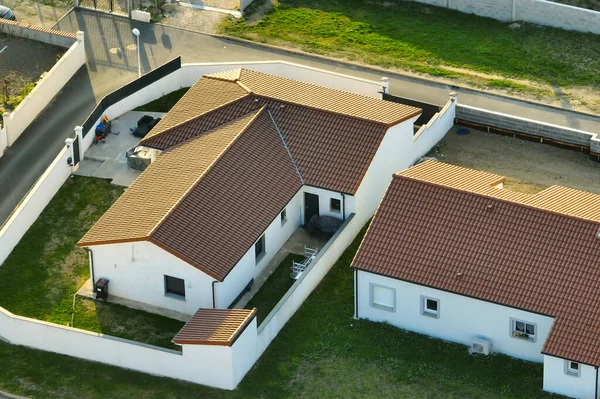 Flygfoto över bostadshus i grönt förorts landsbygd — Stockfoto