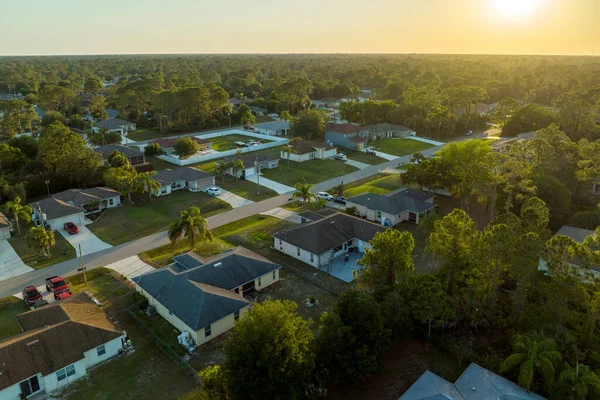 Légi kilátás kertvárosi táj magánházak között zöld pálmafák Floridában csendes lakóterület — Stock Fotó