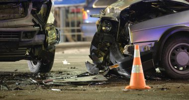 Gece şehir caddesinde çarpışmadan sonra trafik kazasında arabalar ağır kaza yaptı. Yol güvenliği ve sigorta kavramı