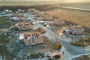 İleride satış veya kiralama için inşaat halindeki konutları olan kırsal bölgedeki sanayi şantiyesinde. Gayrimenkul geliştirme kavramı