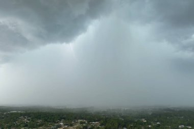 Kasaba üzerinde sağanak fırtınadan önce fırtınalı gökyüzünde oluşan kara uğursuz bulutların manzarası.