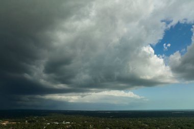 Kasaba üzerinde sağanak fırtınadan önce fırtınalı gökyüzünde oluşan kara uğursuz bulutların manzarası.