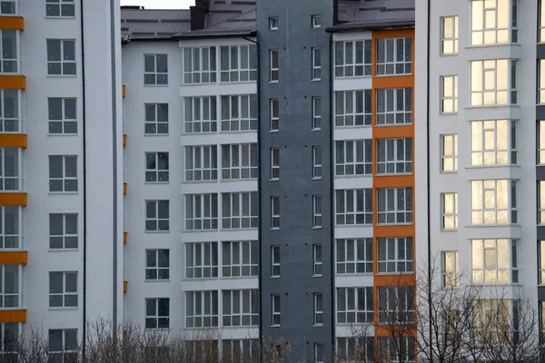 Detalles arquitectónicos de la moderna fachada del edificio de apartamentos altos con muchas ventanas y balcones — Foto de Stock
