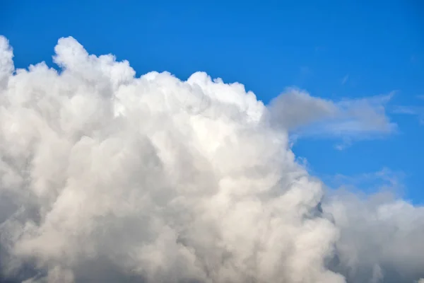 Helle Landschaft aus weißen, geschwollenen Kumuluswolken am blauen, klaren Himmel — Stockfoto
