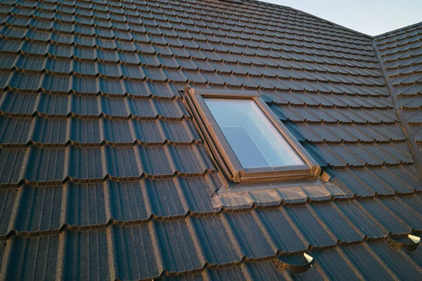 Zbliżenie okna poddasza na dachu domu pokrytego gontami ceramicznymi. Pokrycie okładziną budynku — Zdjęcie stockowe