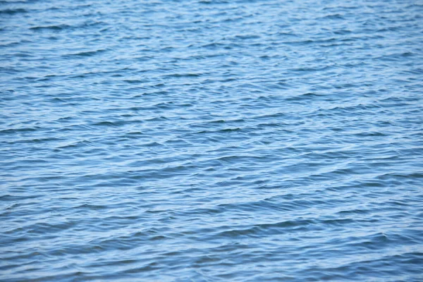 Closeup superfície da paisagem marinha de água do mar azul com pequenas ondas de ondulação — Fotografia de Stock