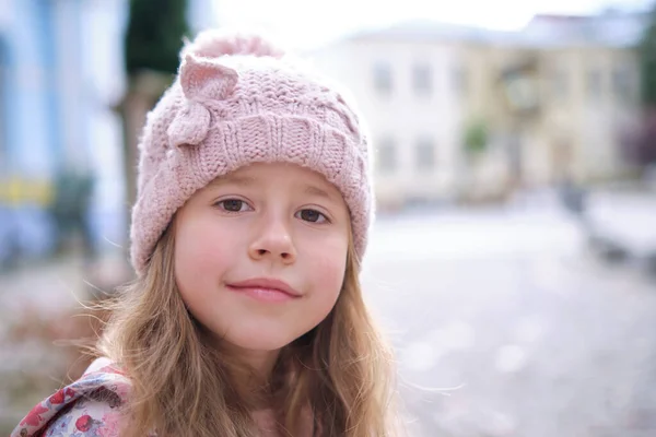 Portret van een schattig klein meisje met roze hoed — Stockfoto