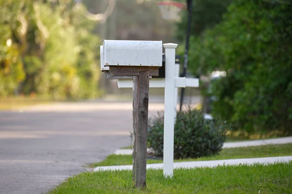 Типичный американский открытый почтовый ящик на окраине улицы — стоковое фото