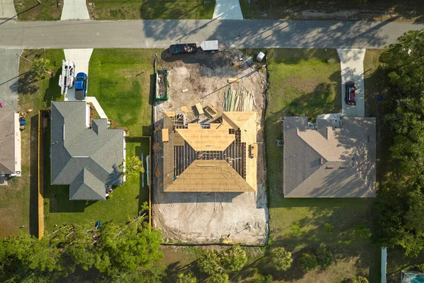 Вид с воздуха на пригородный частный дом с деревянным каркасом крыши в стадии строительства во Флориде тихой сельской местности — стоковое фото