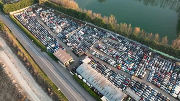Luftaufnahme vom großen Parkplatz des Schrottplatzes mit Reihen ausrangierter kaputter Autos. Recycling alter Fahrzeuge — Stockvideo