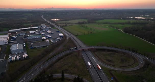 Widok z lotu ptaka skrzyżowania autostrady z szybko poruszającym się dużym ruchem. Transport międzymiastowy z wieloma samochodami i ciężarówkami — Wideo stockowe