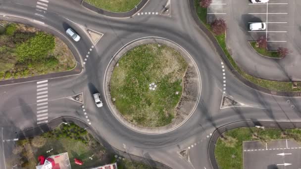 Воздушный обзор кольцевого перекрестка с быстро движущимся интенсивным движением. Городские кольцевые транспортные узлы — стоковое видео