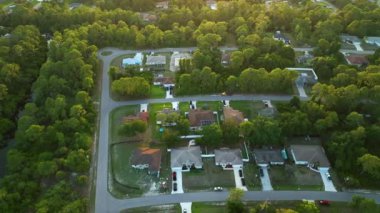 Banliyö manzarası. Akşamları Florida 'nın sakin bölgesinde yeşil palmiye ağaçları arasında özel evler var.