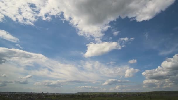 Χρόνος lapse πλάνα από γρήγορη κίνηση λευκά φουσκωτά σύννεφα σε μπλε καθαρό ουρανό πάνω από την αγροτική περιοχή — Αρχείο Βίντεο