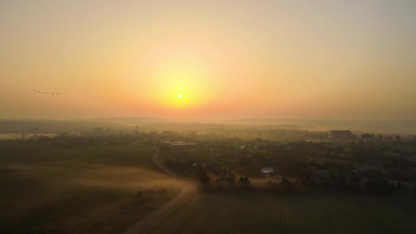 Luftaufnahme Nebliger Sonnenaufgang Über Wohnhäusern Ländlicher Vorstadt — Stockvideo
