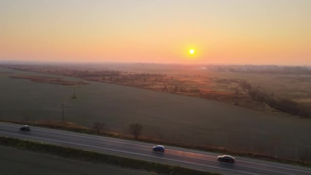 Luftaufnahme Einer Überlandstraße Mit Schnell Fahrenden Autos Bei Sonnenuntergang Draufsicht — Stockvideo