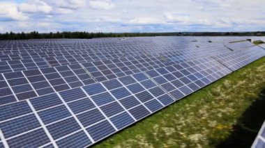 Temiz elektrik enerjisi üretmek için sıra sıra güneş fotovoltaik panelleri olan sürdürülebilir büyük elektrik santralinin havadan görünüşü. Sıfır emisyonlu yenilenebilir elektrik kavramı.