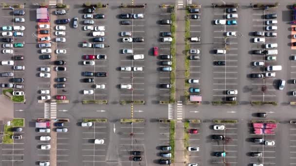 Vista Aérea Muitos Carros Coloridos Estacionados Estacionamento Com Linhas Marcações — Vídeo de Stock