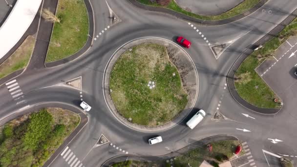 Letecký Pohled Křižovatku Kruhového Objezdu Rychle Pohybujícím Hustým Provozem Městská — Stock video