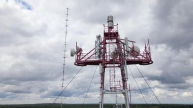 Ağ sinyali iletimi için kablosuz iletişim antenleri bulunan telekomünikasyon baz istasyonunun hava görüntüsü.
